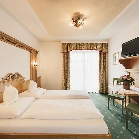 Hotel Hoferwirt ノイシュティフト・イム・シュトゥーバイタール エクステリア 写真