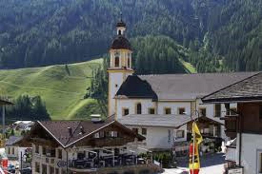 Hotel Hoferwirt ノイシュティフト・イム・シュトゥーバイタール エクステリア 写真