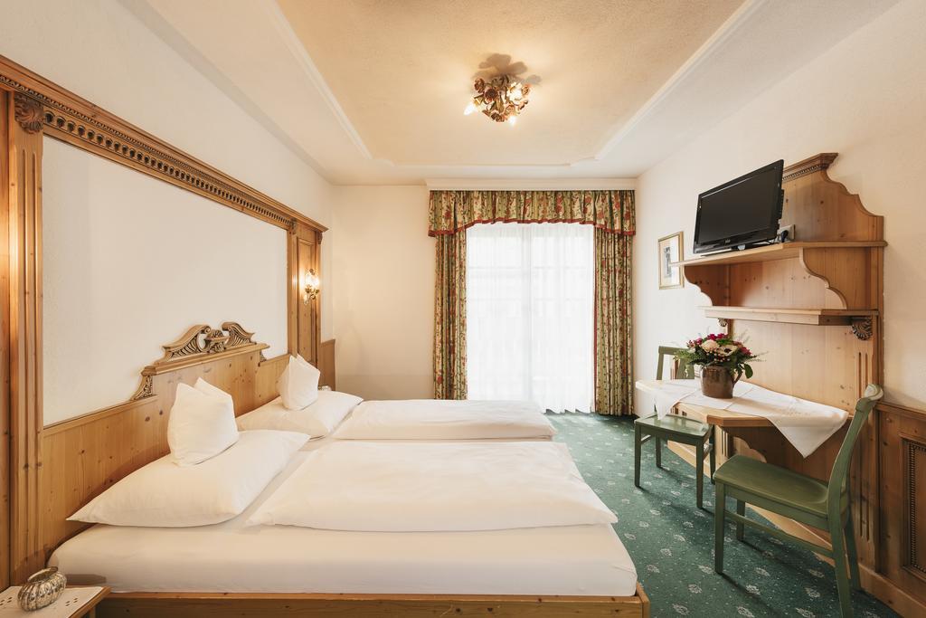Hotel Hoferwirt ノイシュティフト・イム・シュトゥーバイタール エクステリア 写真