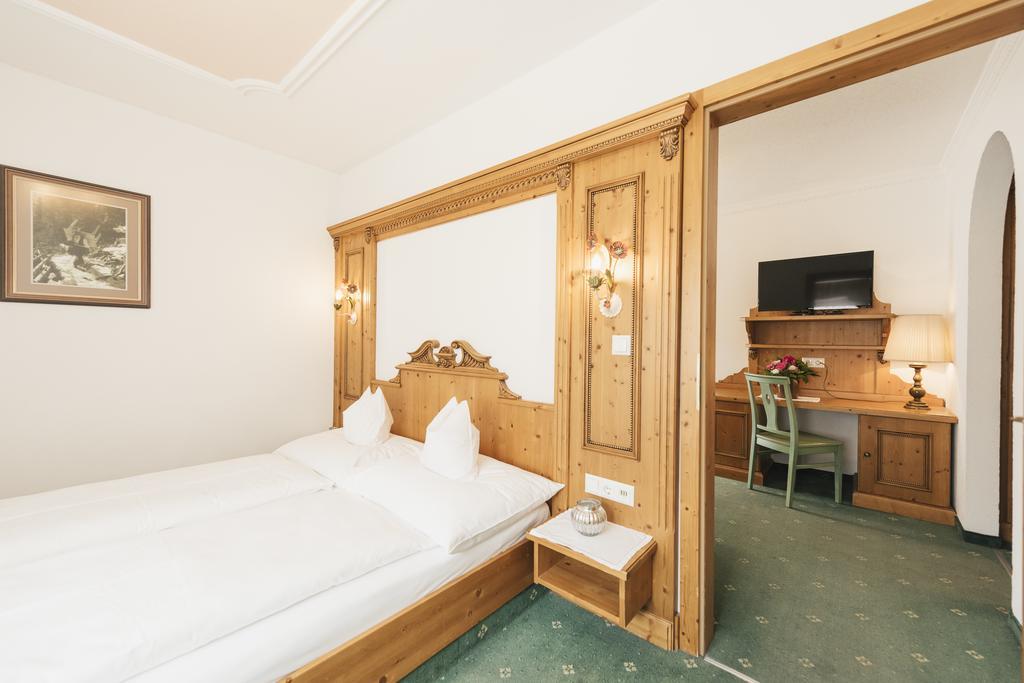 Hotel Hoferwirt ノイシュティフト・イム・シュトゥーバイタール エクステリア 写真