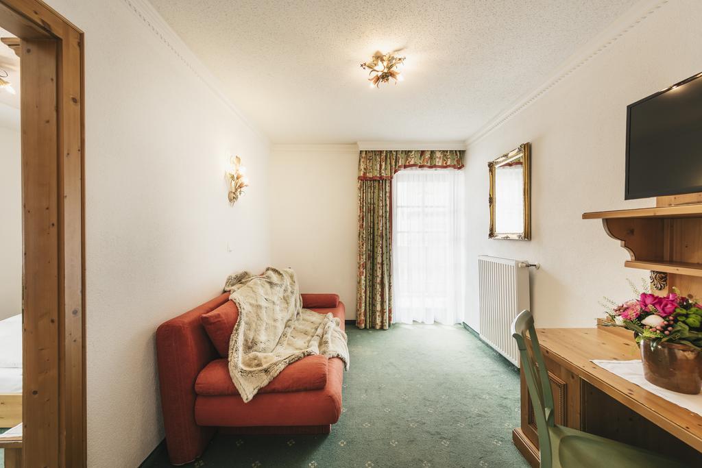 Hotel Hoferwirt ノイシュティフト・イム・シュトゥーバイタール エクステリア 写真