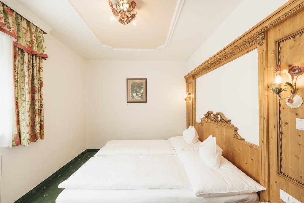 Hotel Hoferwirt ノイシュティフト・イム・シュトゥーバイタール エクステリア 写真