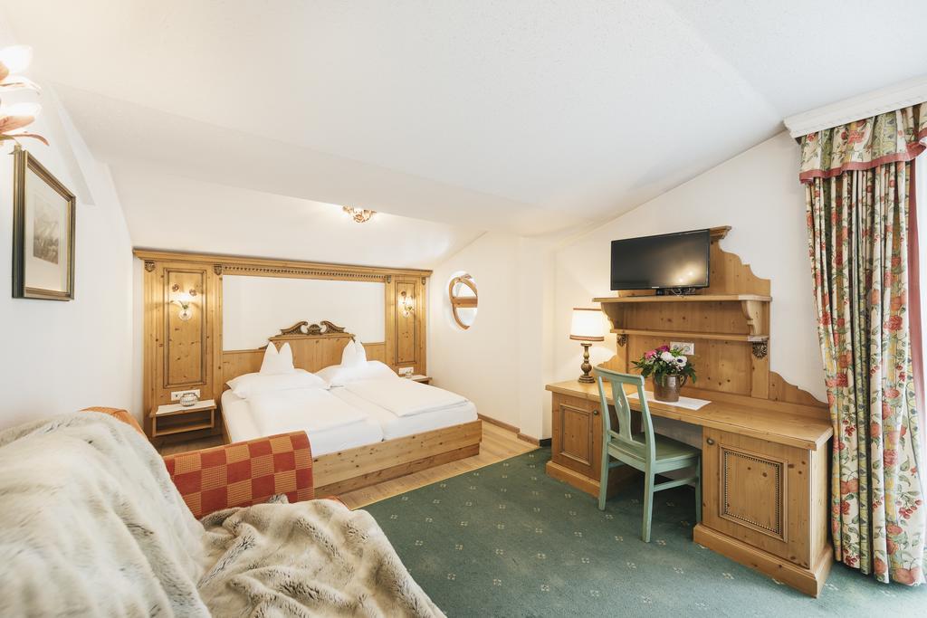 Hotel Hoferwirt ノイシュティフト・イム・シュトゥーバイタール エクステリア 写真
