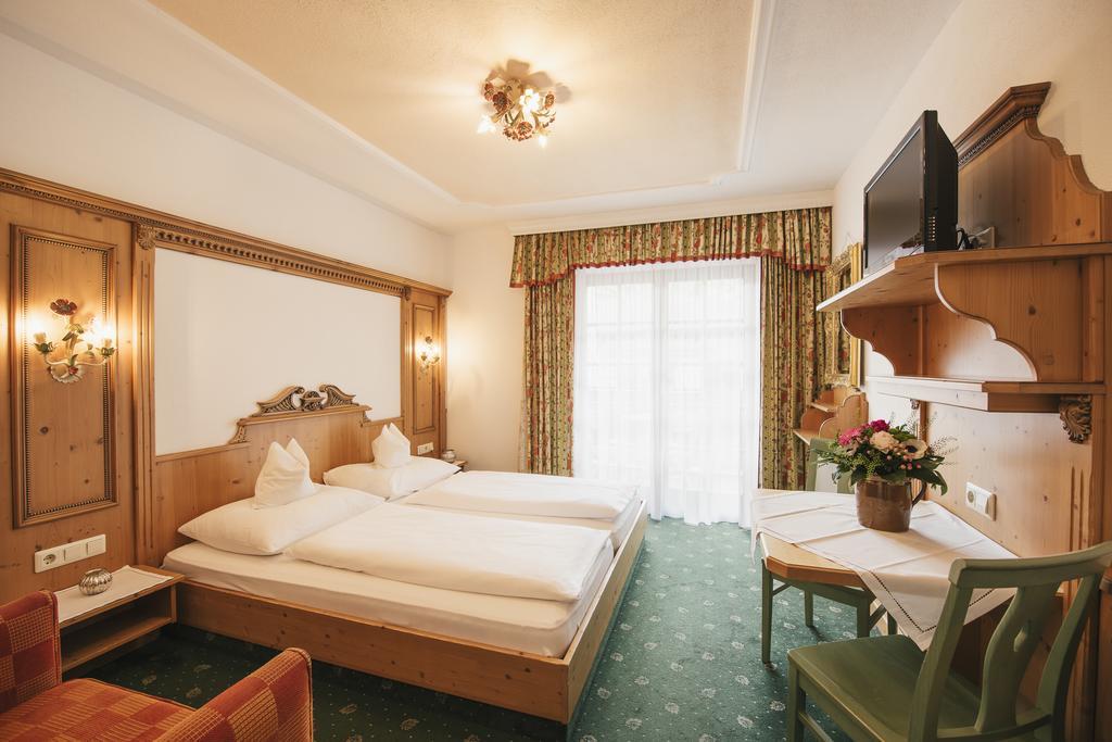 Hotel Hoferwirt ノイシュティフト・イム・シュトゥーバイタール エクステリア 写真