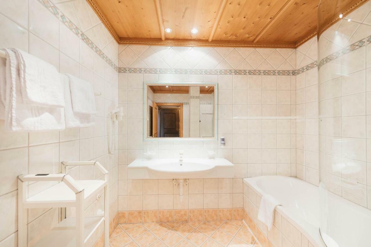 Hotel Hoferwirt ノイシュティフト・イム・シュトゥーバイタール エクステリア 写真